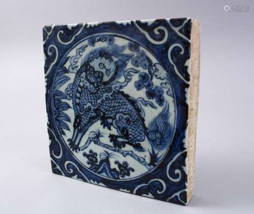 A GOOD CHINESE MING STYLE BLUE & WHITE PORCELAIN TILE OF LION DOG, 20cm square.