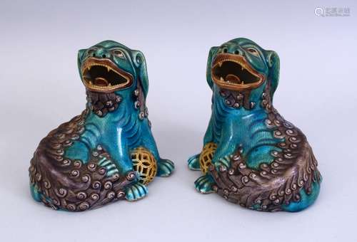 A GOOD PAIR OF 18TH / 19TH CENTURY CHINESE PORCELAIN BUDDHISTIC TURQUOISE & AUBERGINE GLAZED LION