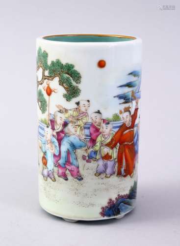 A GOOD CHINESE REPUBLIC STYLE FAMILLE ROSE PORCELAIN BRUSH WASH, decorated with scenes of figures in