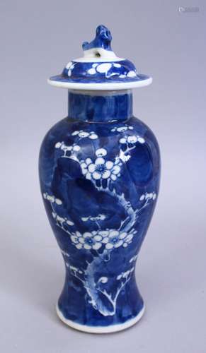 A GOOD 19TH CENTURY CHINESE BLUE & WHITE PORCELAIN PRUNUS VASE & COVER, the body with prunus