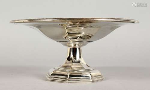 A CIRCULAR SILVER PEDESTAL TAZZA by WALKER & HALL, on an octagonal base. Sheffield 1922. Weight