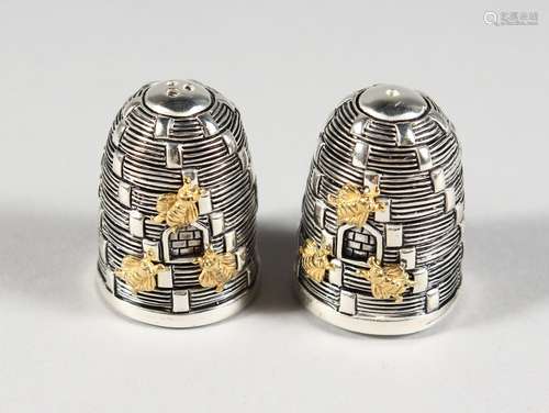 A PAIR OF AMUSING BEEHIVE SALT AND PEPPERS. 1.5ins high.