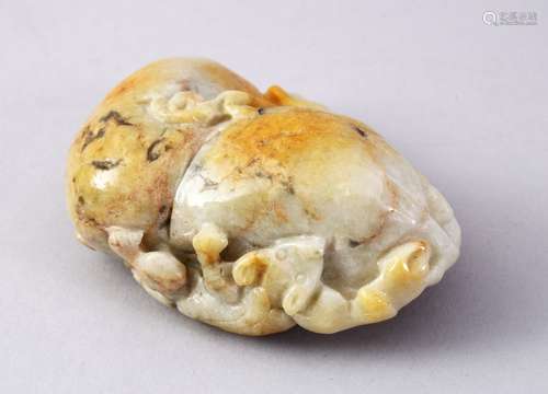 A GOOD CHINESE CARVED JADE PEBBLE - GOURD & CHILONG, carved in the form of a double gourd and