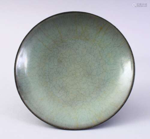 A CHINESE CELADON GE WARE PORCELAIN SAUCER DISH, 19CM.