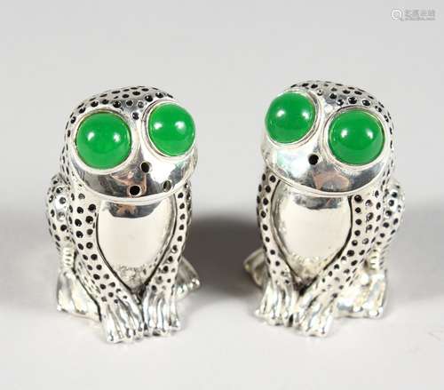 A PAIR OF AMUSING FROG SALT AND PEPPERS. 1.75ins high.