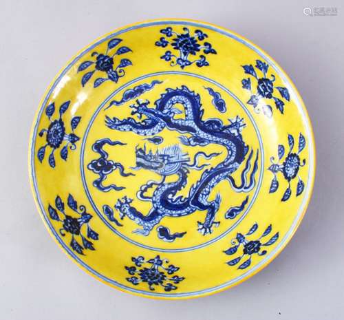 A FINE QUALITY CHINESE YELLOW GROUND UNDERGLAZE BLUE DRAGON PORCELAIN DISH, decorated with a