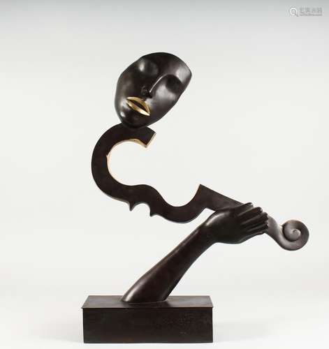 AN UNUSUAL BRONZE SCULPTURE OF A VIOLIN PLAYER. 22ins high.