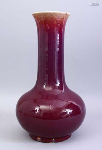 A GOOD 18TH CENTURY CHINESE FLAMBE PORCELAIN VASE, the glaze with a lovely purple graduating