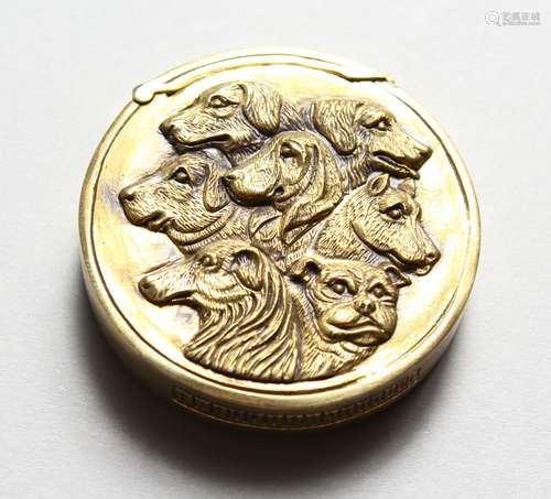 A NOVELTY BRASS DOG CIRCULAR VESTA CASE. 1.75ins diameter.