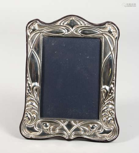 AN ART DECO SILVER PHOTOGRAPH FRAME. 7.5ins x 5.5ins.