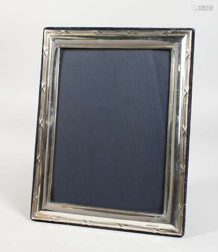 AN UPRIGHT SILVER PHOTOGRAPH FRAME. 10ins x 7.5ins.