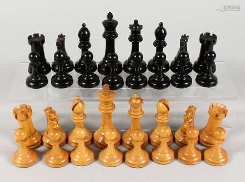 A GOOD SET OF STAUNTON CHESS MEN, plain wood and black , two castles with Staunton motif. King 3.