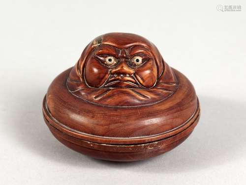 AN AMUSING JAPANESE CARVED WOOD CIRCULAR BOX. 2.5ins diameter.