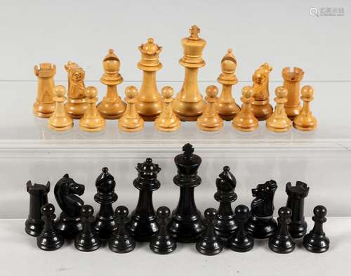 A MINIATURE SET OF POSSIBLE STAUNTON PLAIN WOOD AND BLACK CHESS MEN. King: 6.25ins high.