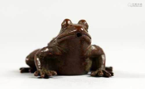 A JAPANESE MINIATURE BRONZE MODEL OF A FROG. 1.5ins long.