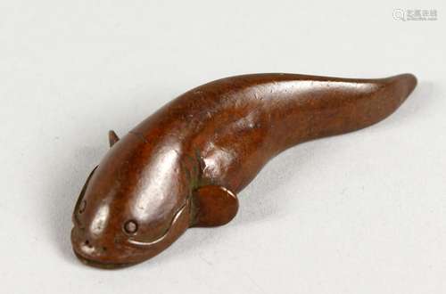 A JAPANESE MINIATURE BRONZE MODEL OF A CATFISH. 2.25ins long.