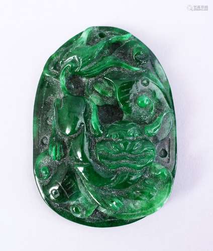 A CHINESE CARVED JADE LION DOG PENDANT, 7CM.