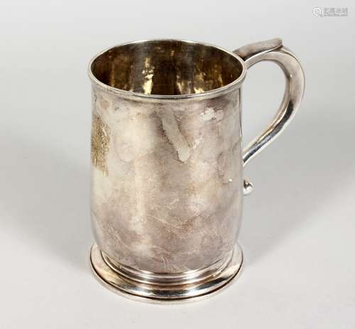 A GEORGE I PLAIN PINT TANKARD, with 'C' scroll handle. London 1726. Maker: Humphrey Payne. Weight