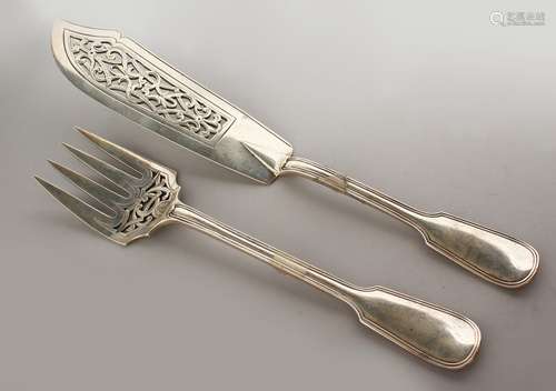 A PAIR OF HEAVY VICTORIAN FIDDLE AND THREAD FISH SERVERS. London 1862. Weight 12ozs.