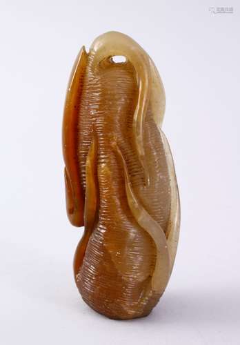 AN UNUSUAL SIGNED CHINESE CARVED JADE OR HARD STONE CARVED GINSENG ROOT SEAL. the unusual seal