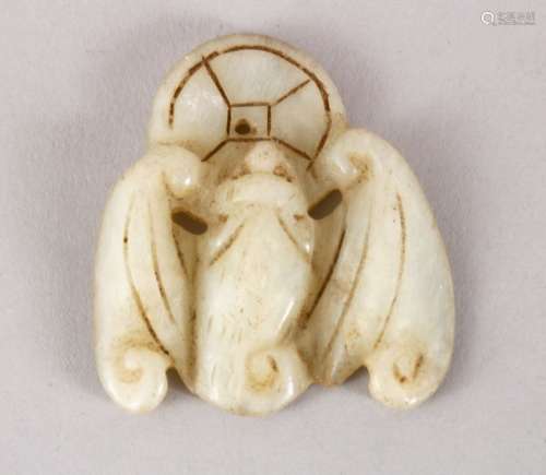 A 19TH / 20TH CENTURY CHINESE CARVED JADE PENDANT OF A BAT AND COIN, 5.5CM.