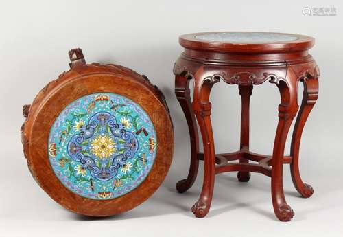 A PAIR OF CHINESE CARVED HARDWOOD AND CLOISONNE ENAMEL DECORATED CIRCULAR URN STANDS. 1ft 4ins