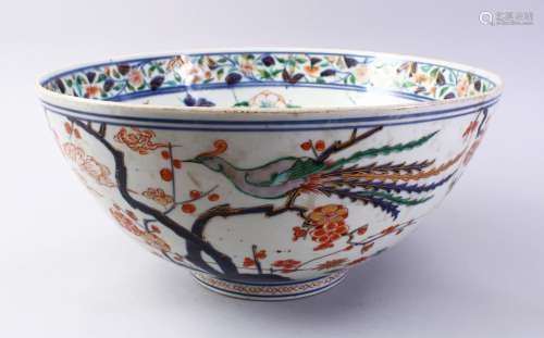 A LARGE JAPANESE MEIJI PERIOD IMARI PORCELAIN BOWL, decorated with typical imari palate, with staple
