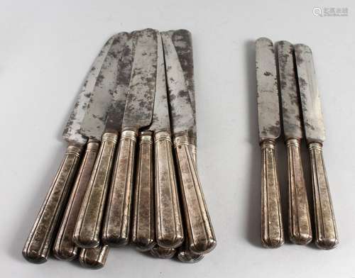 A SET OF TEN GEORGIAN SILVER HANDLED TABLE KNIVES AND THREE CHEESE KNIVES (13).