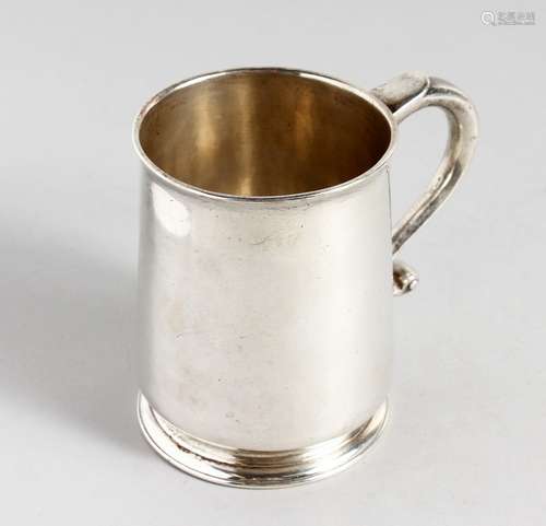 A PLAIN GEORGE I MUG, with 'C' scroll handle. London 1723. Maker: William Fawdery.