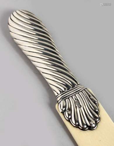 A VICTORIAN SILVER HANDLED PAPER KNIFE. London 1899. Maker: W. C.