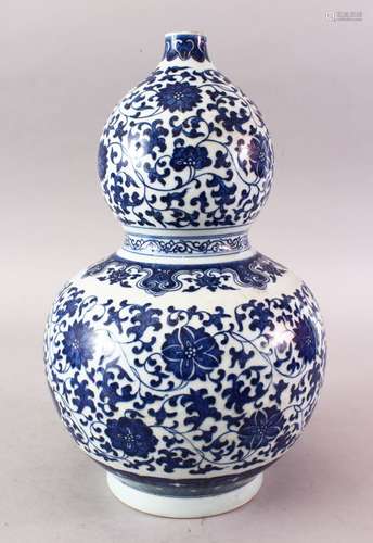 A 20TH CENTURY CHINESE MING STYLE BLUE & WHITE DOUBLE GOURD PORCELAIN VASE, the body decorated