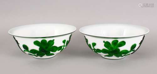 A PAIR OF 19TH CENTURY CHINESE PEKING GLASS OVERLAY BOWLS, with green overlay depicting blossom,18cm