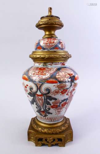 A JAPANESE 18TH / 19TH CENTURY IMARI PORCELAIN VASE LAMP & COVER, the vase decorated with typical