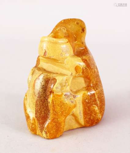 A GOOD 19TH CENTURY CHINESE CARVED NATURAL AMBER FIGURE, possibly carved in the form of a brush