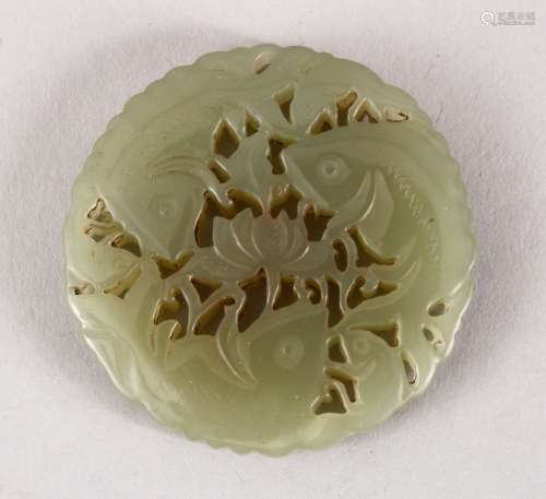A GOOD 19TH / 20TH CENTURY CHINESE CARVED GREEN JADE FISH PENDANT, six fish continuously swimming