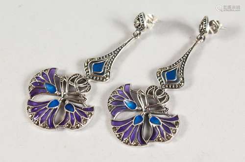 A PAIR OF SILVER AND MARCASITE PLIQUE ENAMEL DROP EARRINGS.