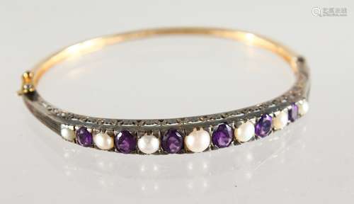 A GOOD 9CT GOLD, AMETHYST AND PEARL BRACELET.