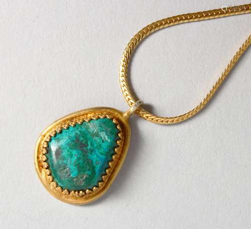 A GILDED MALACHITE PENDANT AND CHAIN.