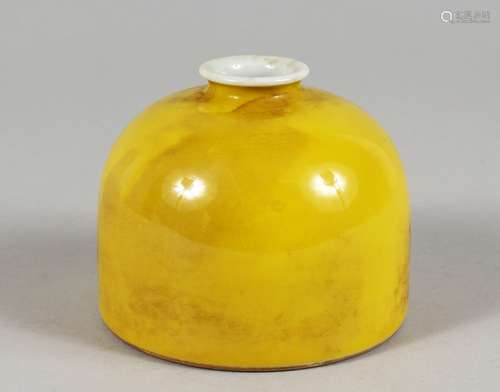 A CHINESE YELLOW GROUND PORCELAIN BRUSH POT. 3.25ins high.