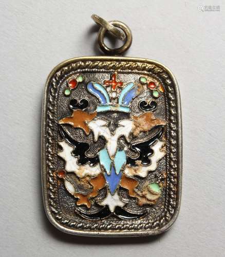 A RUSSIAN SILVER AND ENAMEL DOUBLE EAGLE HEAD PENDANT. 1.5ins high.