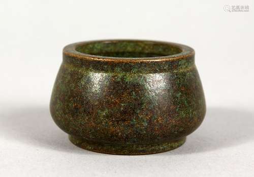 A MINIATURE CHINESE BRONZE CIRCULAR CENSER. 1.5ins diameter.