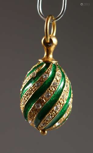 A RUSSIAN SILVER AND ENAMEL MINIATURE EGG PENDANT. 0.75ins high.