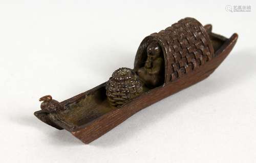 A SMALL JAPANESE BRONZE OF A BOAT. 3.75ins long.