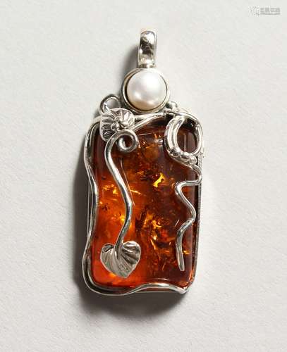 A SILVER, AMBER AND PEARL PENDANT. 1.75ins high.