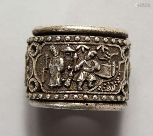 A CHINESE WHITE METAL ARCHERS RING. 1ins wide.