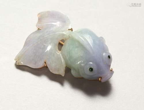 AN UNUSUAL CARVED JADE AND GOLD FISH BROOCH. 1.75ins long.