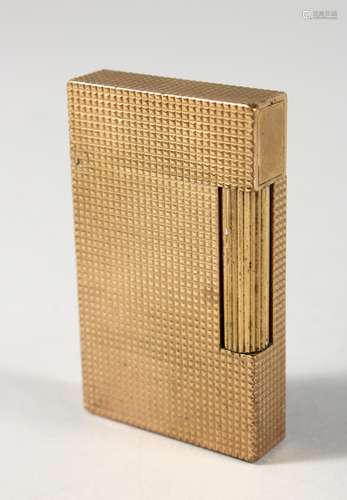 A DUNHILL GOLD COLOURED LIGHTER.