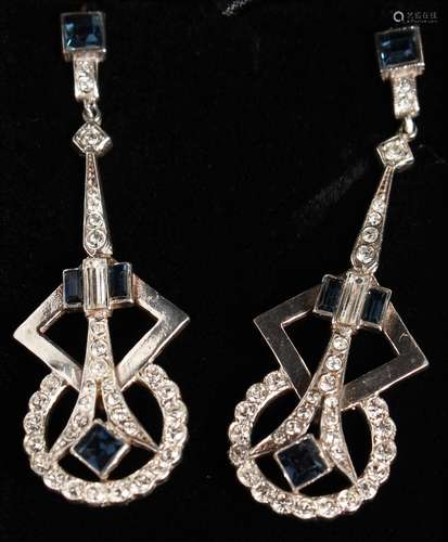 A PAIR OF 9CT GOLD AND SILVER ART DECO DESIGN DROP EARRINGS.