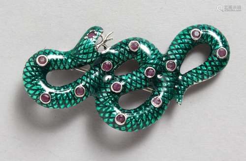 A SILVER AND GREEN ENAMEL RUBY SET SNAKE BROOCH/PENDANT.