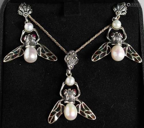 A SILVER, RUBY AND PEARL PLIQUE 